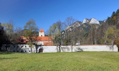Červený kláštor s Troma korunami v pozadí